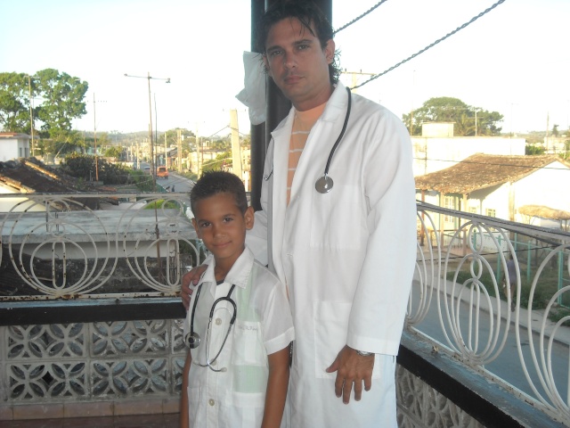 Marcos Alejandro y su papá, Dr. Michael García